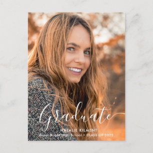 Carte Postale Faire-part Script blanc Moderne Diplômé de la photo