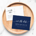 Carte Postale Faire-part Script de décantation de l'Arrière - plan modifiab<br><div class="desc">Stylish Save the Date carte postale avec les mots "Save the Date" dans un script de relaxation cursive en blanc contre une couleur arrière - plan modifiable (cliquez sur customiser pour changer la couleur). Personnalisez-le en remplaçant le texte de l'espace réservé. Pour plus d'options comme changer la police et sa...</div>