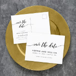 Carte Postale Faire-part Script de relaxation noir et blanc Enregistrer la<br><div class="desc">Stylish Save the Date carte postale avec les mots "Save the Date" dans un script de relaxation cursive en noir contre un arrière - plan blanc. Personnalisez-le en remplaçant le texte de l'espace réservé. Pour plus d'options comme changer la police et sa taille/couleur ou l'espacement entre les lettres cliquez sur...</div>