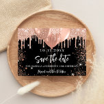 Carte Postale Faire-part Soirée d'anniversaire en or rose noir enregistrer<br><div class="desc">Une fille et tendance Enregistrer la date pour une fête d'anniversaire de 18e (ou tout âge). Un arrière - plan noir décoré de gouttes d'or rose et de ballons. Personnalisez et ajoutez une date et un nom/âge. Le texte : Save the Date est écrit avec un grand script de style...</div>