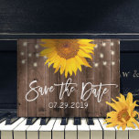 Carte Postale Faire-part Sunflower Rustic Grange Mariage Enregistrer la dat<br><div class="desc">Fleurs de soleil rustiques et lumières à cordes Grange Mariage en bois Enregistrer la date Annonces.</div>