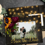 Carte Postale Faire-part Sunflowers rose grange bois enregistrer la date ma<br><div class="desc">Tournesols en or jaune, roses de marron et cordes de lumières scintillantes sur la photo brun foncé élégant en bois de grange enregistrer la date carte postale mariage. Facile à personnaliser avec vos noms et votre texte ! Convient pour l'été ou l'automne fleuri / jardin de jardin rustique ou mariages...</div>