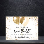 Carte Postale Faire-part Sweet 16 Ballons d'or blanc parties scintillant en<br><div class="desc">Un arrière - plan blanc chic décoré de parties scintillant et de ballons en faux or. Personnalisez et ajoutez une date et un nom/âge. Le texte : Save the Date est écrit avec un grand script de style à la main tendance.</div>
