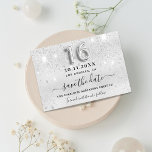 Carte Postale Faire-part Sweet 16 gouttes de parties scintillant argent de<br><div class="desc">Une fille et tendance Enregistrer la carte Date pour une Sweet 16, 16e anniversaire fête. Un arrière - plan faux argenté décoré de faux gouttes de parties scintillant, la peinture goutte à goutte. Personnalisez et ajoutez une date et un nom. Lettres de couleur noire. Le texte : Save the Date...</div>