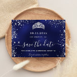 Carte Postale Faire-part Sweet 16 marine bleu argenté tiara enregistrer la<br><div class="desc">Une fille et tendance Enregistrer la carte Date pour une Sweet 16, 16e anniversaire fête. Un arrière - plan bleu marine inégal. Décoré avec de la poussière de parties scintillant en faux argent et une tiare, couronne. Le texte : Save the Date est écrit avec un grand script de style...</div>