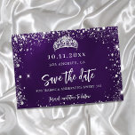 Carte Postale Faire-part Sweet 16 violet argent parties scintillant tiara e<br><div class="desc">Une carte Save the Date glamour pour un Sweet 16, 16e anniversaire. Un arrière - plan violet de couleur inégale. Décoré avec des étincelles de parties scintillant en faux argent et une tiare. Le texte : Save the Date est écrit avec un grand script de style à la main tendance....</div>
