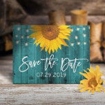 Carte Postale Faire-part Tournesol rustique Turquoise mariage de la grange<br><div class="desc">Fleur de soleil rustique et lumières à cordes Turquoise Grange Mariage en bois Enregistrer la date Annonces.</div>