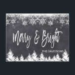 Carte Postale Faire-part Typographie rustique du joyeux et du tableau de bo<br><div class="desc">Design élégant,  avec une élégante typographie moderne "Merry and Bright",  sur un arrière - plan en damier avec des flocons de neige et des arbres. Utilisez l'outil Personnaliser pour ajouter vos informations,  message. D'autres idées dans ma collection de photos de Noël.</div>