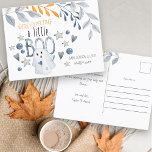 Carte Postale Faire-part Un petit boo mignon grossesse d'Halloween<br><div class="desc">On s'attend à une carte de faire-part de grossesse Little Boo. Cette aquarelle a une palette de couleur neutre pour le genre avec orange, gris et bleu tempête. Il présente un feuillage automne balayé par le vent, des étoiles, des coeurs d'amour et un joli fantôme de boo. Il est écrit...</div>