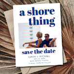 Carte Postale Faire-part Une Shore Thing Photo Beach Mariage Sauvez la date<br><div class="desc">Avec l'expression ludique "A Shore Thing", cette carte de sauvegarde du jour incarne la certitude et l'excitation de votre amour, en indiquant clairement que votre mariage sur la plage est l'événement de l'année. Faites savoir à vos proches qu'ils sont là pour une fête comme personne d'autre - remplie de romantisme,...</div>