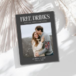 Carte Postale Faire-part Unique photo Budget Mariage Enregistrer la date<br><div class="desc">Ces photos uniques sauvent les cartes postales datées sont parfaites pour le couple amoureux qui ne peut pas attendre de partager leurs grandes nouvelles avec sa famille et ses amis! Doté d'un design moderne et ludique "Boissons gratuites (et notre bonheur toujours après)" en gris épuré, cette carte postale vous permet...</div>