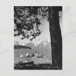 Carte Postale Famille avec pique-nique sur les montagnes du lac