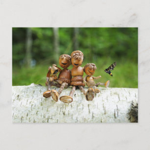 Carte Postale Famille de lutins gland sur une bûche de forêt