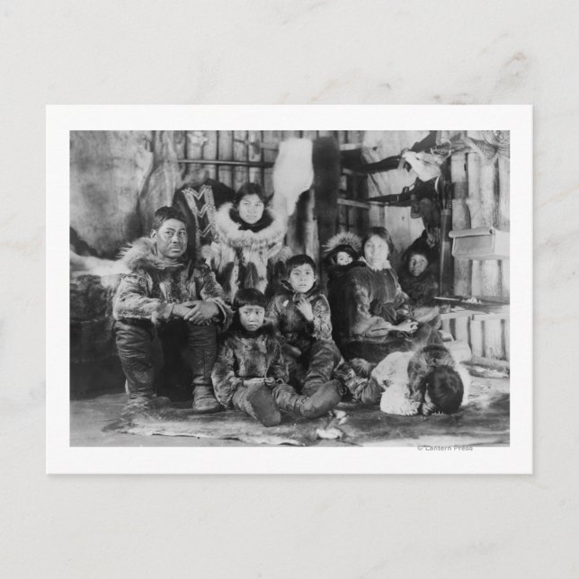 Carte Postale Famille esquimaude en photographie d'igloo d'hiver (Devant)
