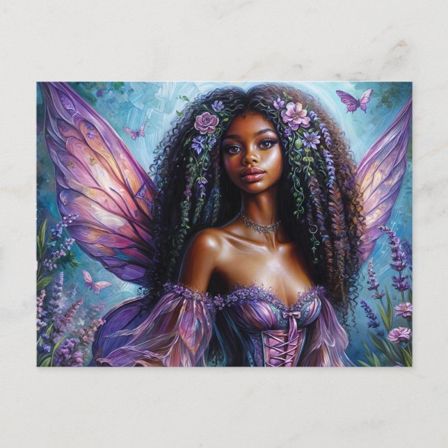 Carte Postale Fée à la peau foncée en fleurs violettes (Devant)