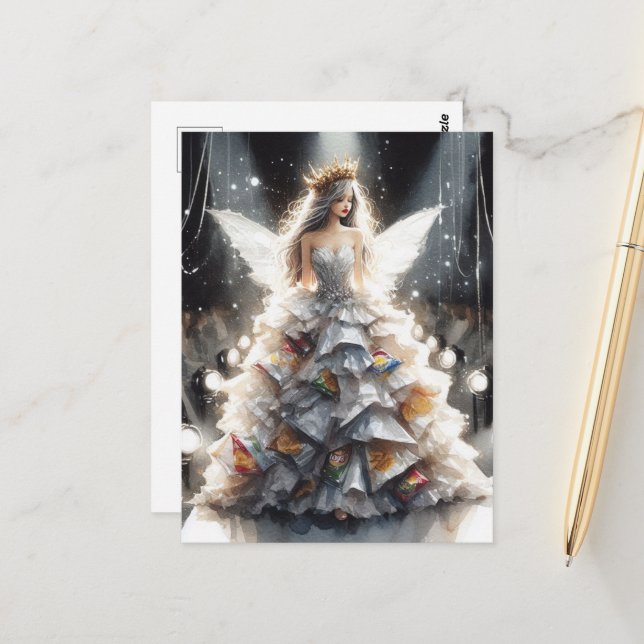 Carte Postale Fée dans un défilé de mode robe faite de sacs à ch (Devant/Arrière en situation)