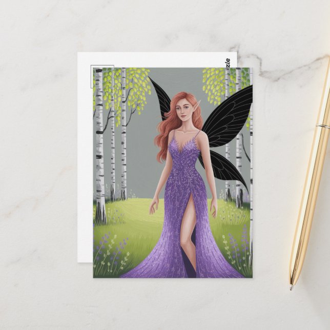 Carte Postale Fée dans une forêt de fantaisie en robe violette (Devant/Arrière en situation)