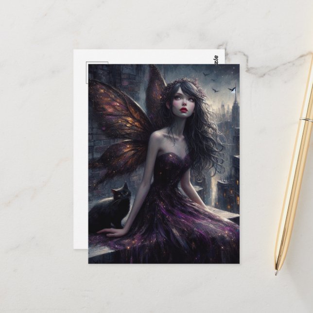 Carte Postale Fée et chat noir surplombent la ville la nuit (Devant/Arrière en situation)
