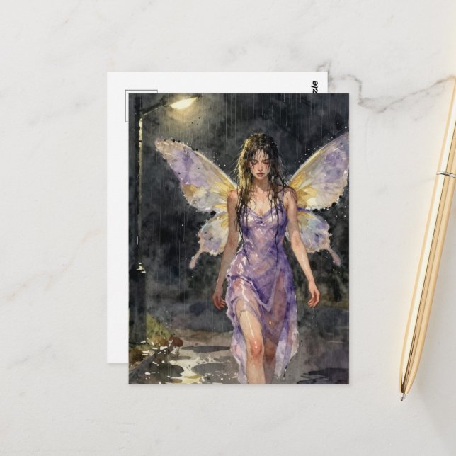 Carte Postale Fée marchant par une nuit pluvieuse (Devant/Arrière en situation)