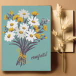 Carte Postale FÉLICITATIONS Daisy Bouquet Floral Cute Custom<br><div class="desc">Customisez cette carte avec votre propre texte à l'avant et à l'arrière ! Consultez ma boutique pour en savoir plus ou faites-moi savoir si vous voulez quelque chose de personnalisé!</div>