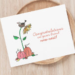 Carte Postale Félicitations pour le nouveau nid | Réalisateur ré<br><div class="desc">Envoyez des voeux chaleureux aux nouveaux propriétaires avec notre carte postale "Félicitations pour votre nouveau nid". Doté d'une aquarelle charmante d'un oiseau corbeau niché dans un grand tournesol, cette carte exsumera les vibes d'automne et est parfaite pour célébrer un nouvel achat ou déménagement à domicile. Avec son message sincère et...</div>