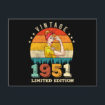 Carte Postale Femme 71 Ans Bday 1951 Vintage 71e Anniversaire<br><div class="desc">Conception d'anniversaire pour quiconque dont l'horoscope dit difficile et têtu mais totalement digne de valeur. Portez-le avec fierté au travail,  à l'école,  au gymnase,  parfait pour aller avec un short,  des leggings ou un jean pour un look décontracté mais tendance</div>