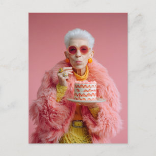 Carte Postale Femme âgée élégante mangeant du gâteau dans la mod