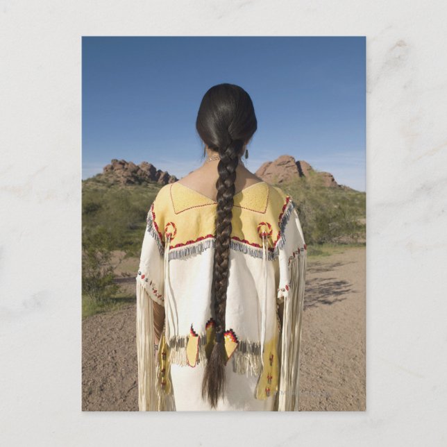 Carte Postale Femme amérindienne en tenue traditionnelle 2 (Devant)