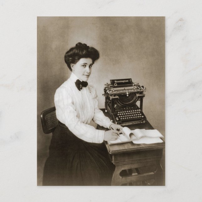 Carte Postale Femme assise à un bureau avec machine à écrire vin (Devant)