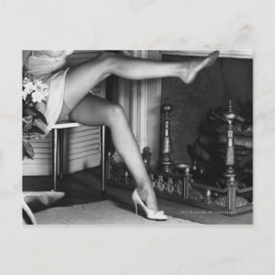 Carte Postale Femme assise au coin du feu B&W