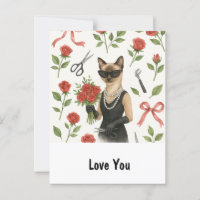 Femme au chat en robe noire tient des roses rouges