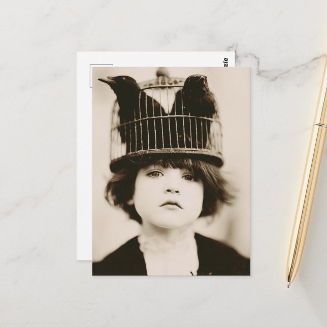 Carte Postale Femme avec un chapeau à cage à oiseaux (Devant/Arrière en situation)