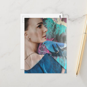 Carte Postale Femme avec un oiseau bleu collage surréaliste