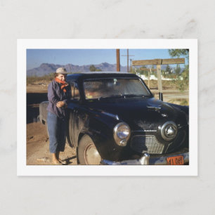 Carte Postale Femme avec un vieux cru de voiture