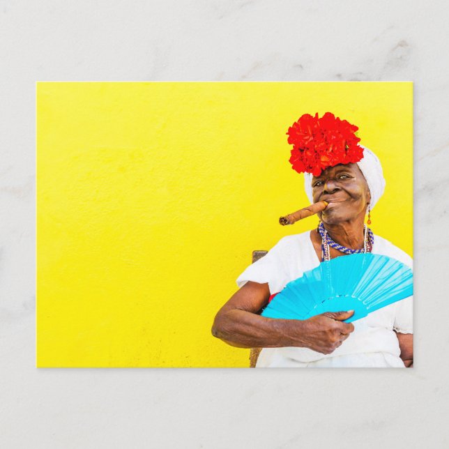 Carte Postale Femme Cubaine Fumant Un Cigar, Arrière - plan Jaun (Devant)