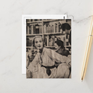 Carte Postale Femme dans la bibliothèque à l'époque des années 1