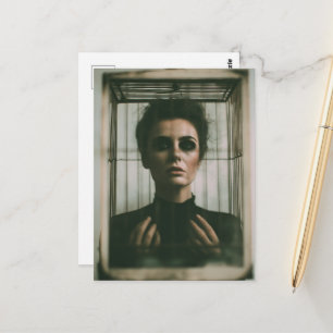 Carte Postale Femme dans une cage s'échappant Art surréaliste