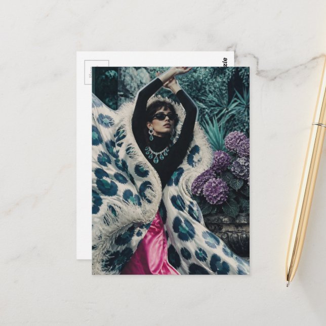 Carte Postale Femme danse dans un collage de mode de jardin (Devant/Arrière en situation)