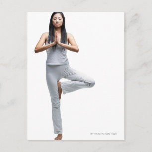 Carte Postale Femme debout en position de yoga