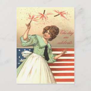 Carte Postale Femme Drapeau américain Feux d'artifice Pétard