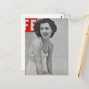 Carte Postale Femme en 1939 sur la plage noir et blanc