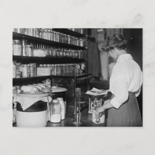 Carte Postale Femme en laboratoire de chimie, années 1910