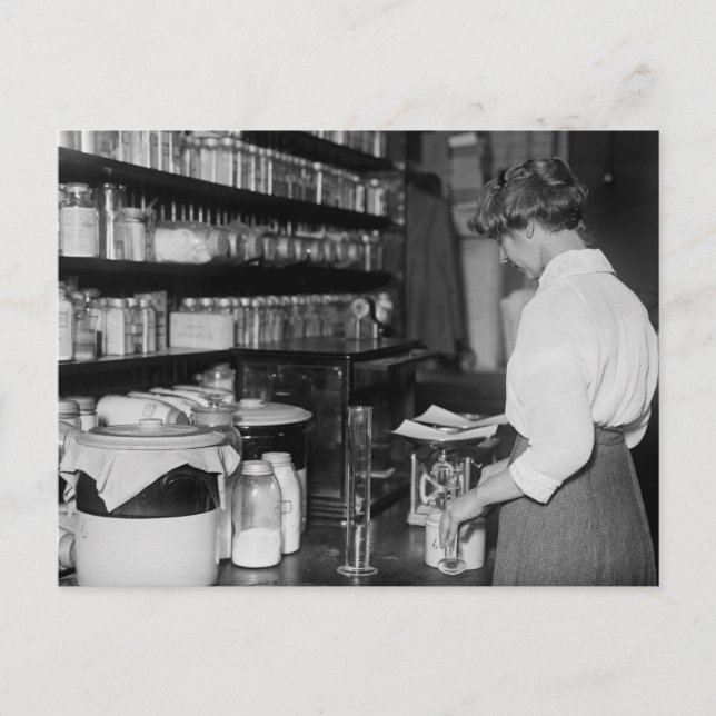 Carte Postale Femme en laboratoire de chimie, années 1910 (Devant)