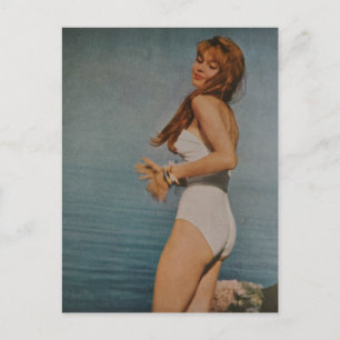 Carte Postale Femme en maillot de bain blanc sur la plage en 195
