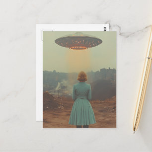 Carte Postale Femme en robe bleue et un OVNI