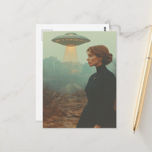 Carte Postale Femme en robe noire et un OVNI