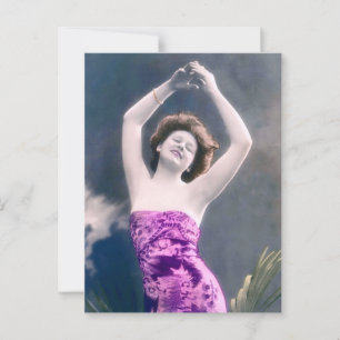 Carte Postale femme en sarong violet, bras levés comme pour dans