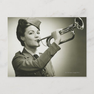 Carte Postale Femme en uniforme de soldat