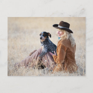 Carte Postale Femme et chien assis sur le terrain