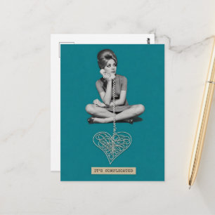Carte Postale Femme et téléphone cœur c'est compliqué collage